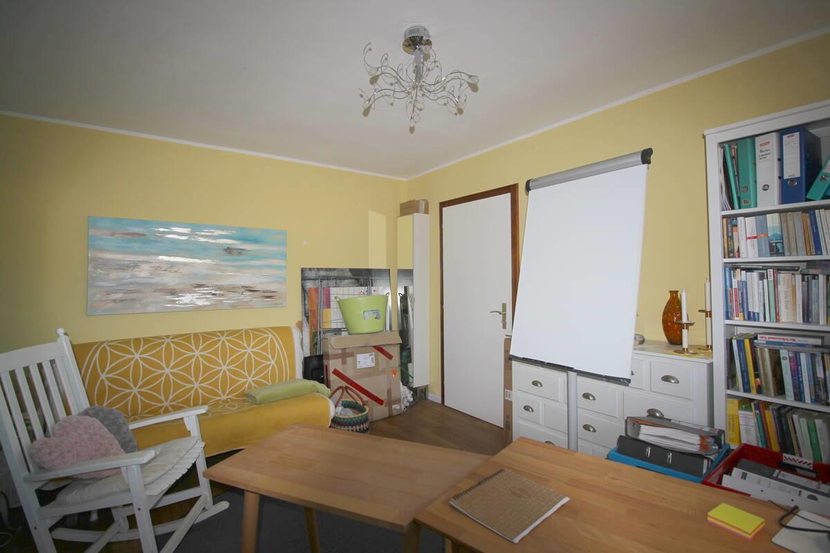 Büro mit Blick auf Zimmertür