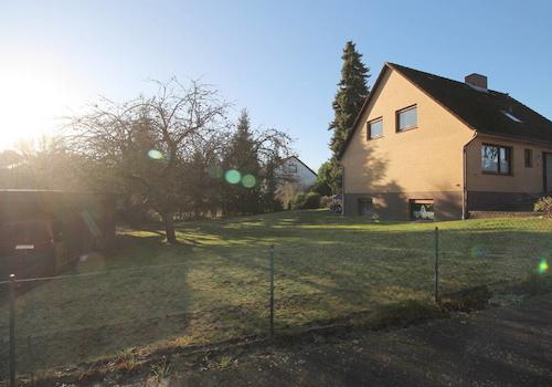 Blick auf abtrennbaren Bauplatz mit zugehörigem Doppelcarport