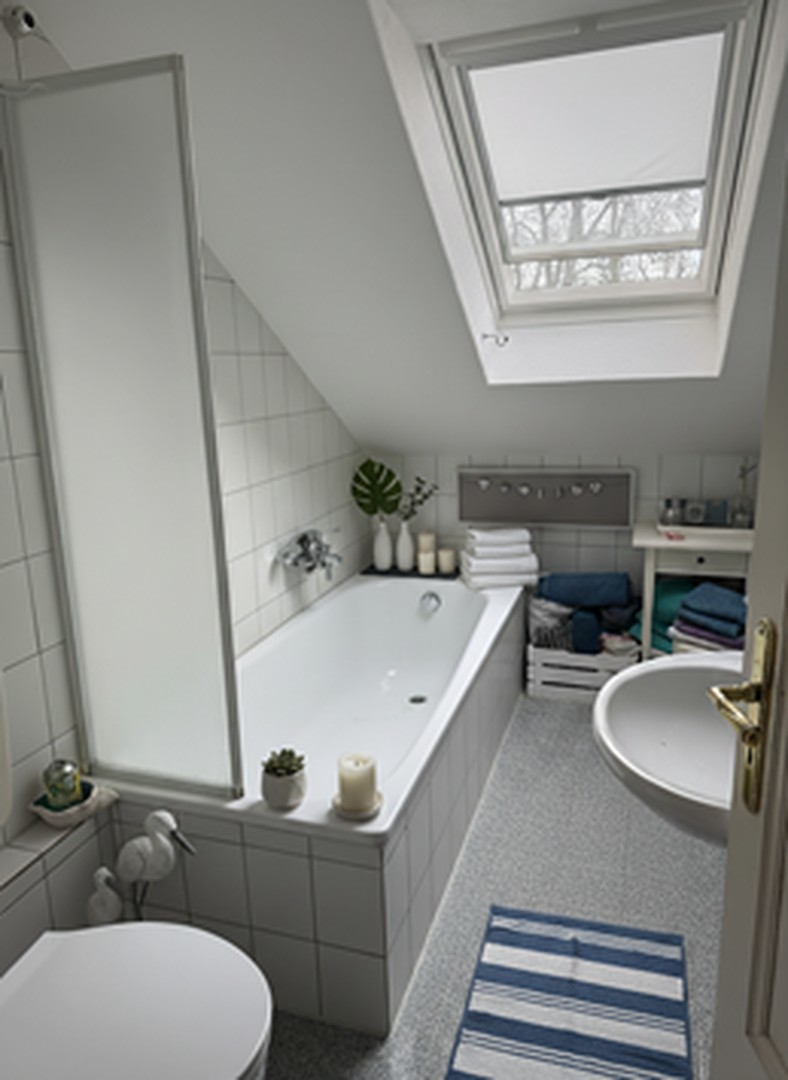 V | OG-Bad mit Badewanne