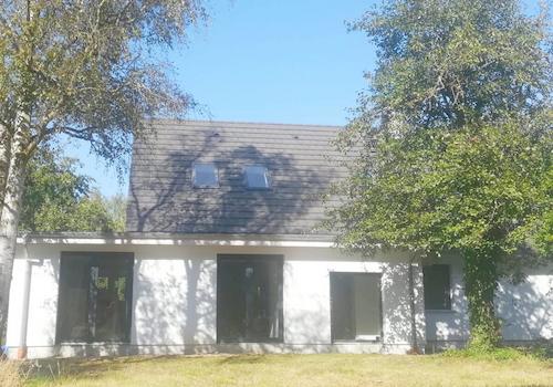 Haupthaus mit Anbau u. großzügigen Fensterflächen