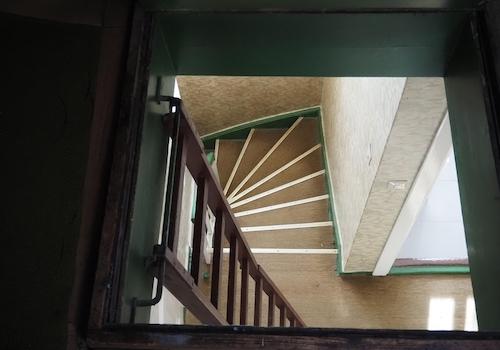 Blick vom Dachboden auf Treppe