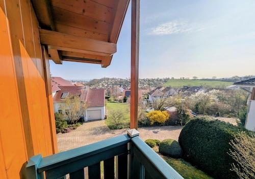 Weitblick vom Balkon zur Stadt