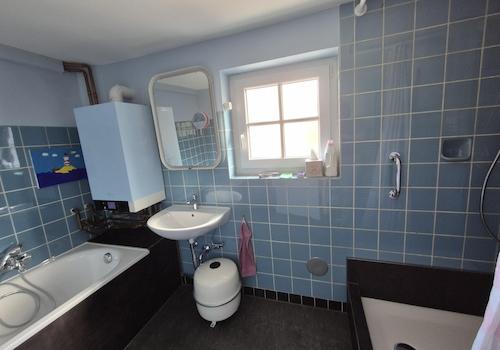 Bad mit Dusche und Badewanne