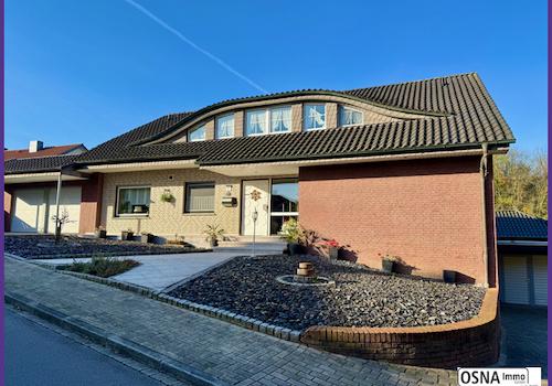 Seitenansicht mit. Garage rechts