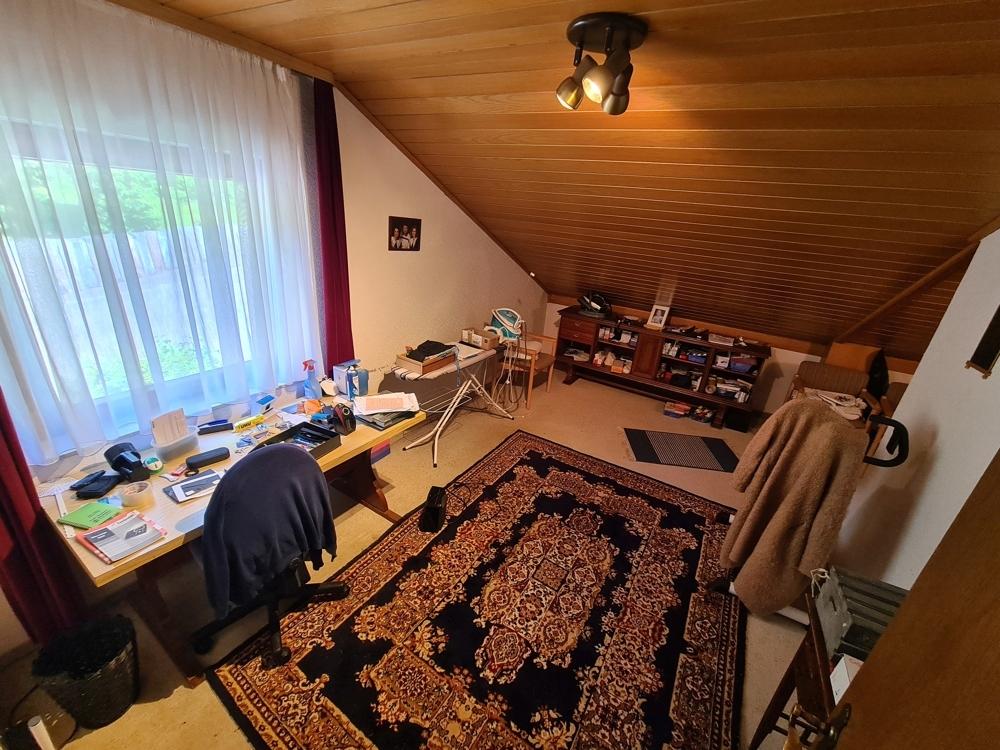 z. B. Arbeitszimmer