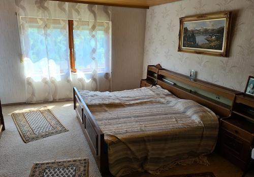 Schlafzimmer mit Balkonzugang