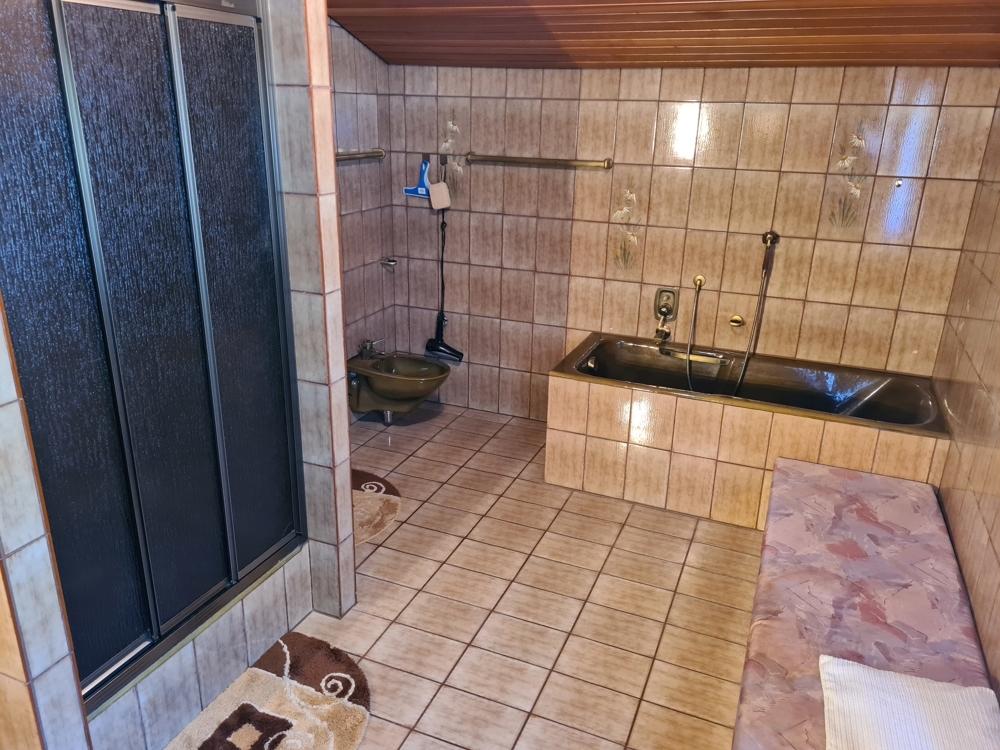 Badewanne und Dusche
