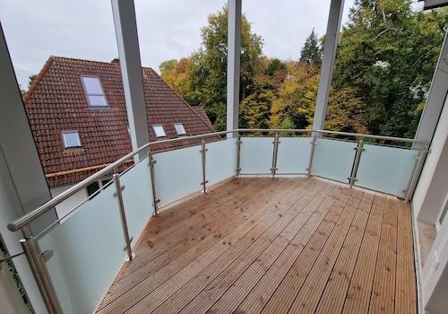 Überdachte Balkone EG und OG