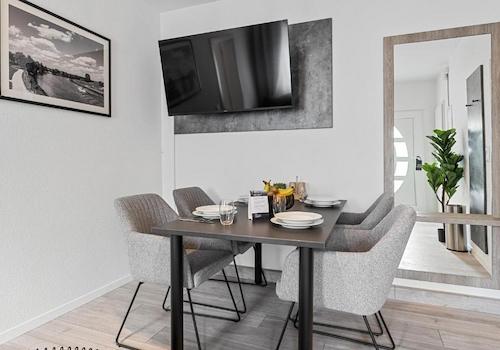 moderner Essbereich mit TV