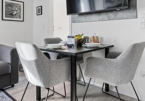 hochwertig möbliert