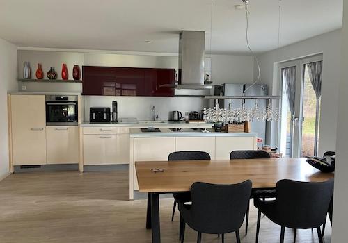 Küche mit Kochinsel 