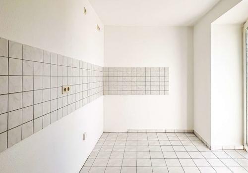 Küche mit Balkonzugang