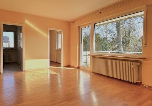 Helles Wohnzimmer mit Zugang auf den...