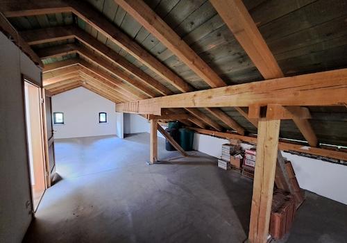 DG Blick durch Dachboden