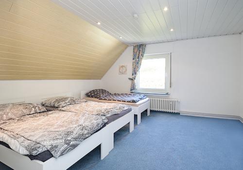 Zimmer 1 rechts (OG)