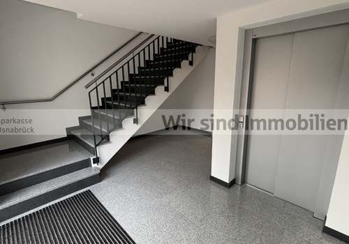 Treppenhaus mit Aufzug