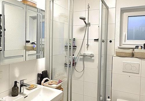 Badezimmer mit Dusche