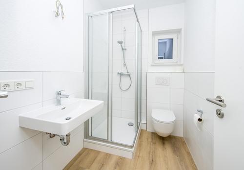 Badezimmer mit Dusche