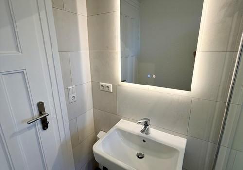 Waschbecken mit LED Spiegel