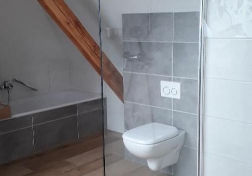 Badezimmer mit BW und Dusche 