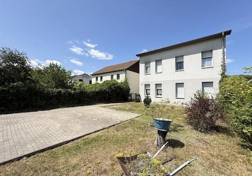 Haus- und Parkplatzansicht