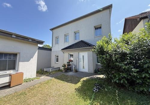 Hausansicht Rückansicht