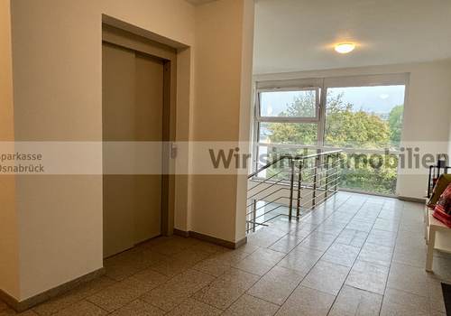 Treppenhaus mit Fahrstuhl