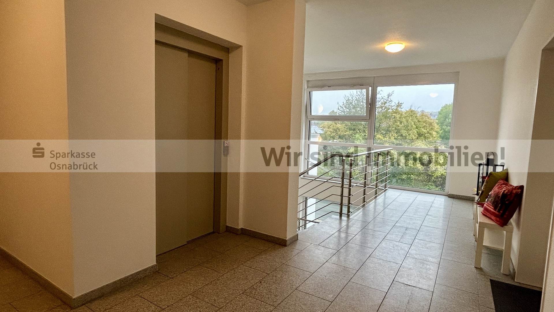 Treppenhaus mit Fahrstuhl