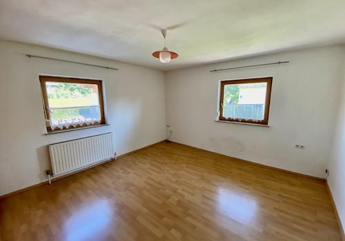 Schlafzimmer 1 mit 2 Fenstern