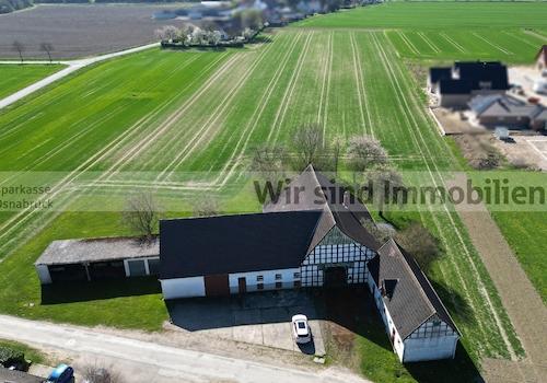 Frontansicht mit Umgebung