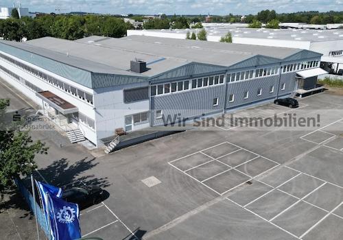 Eingang und Parkplätze