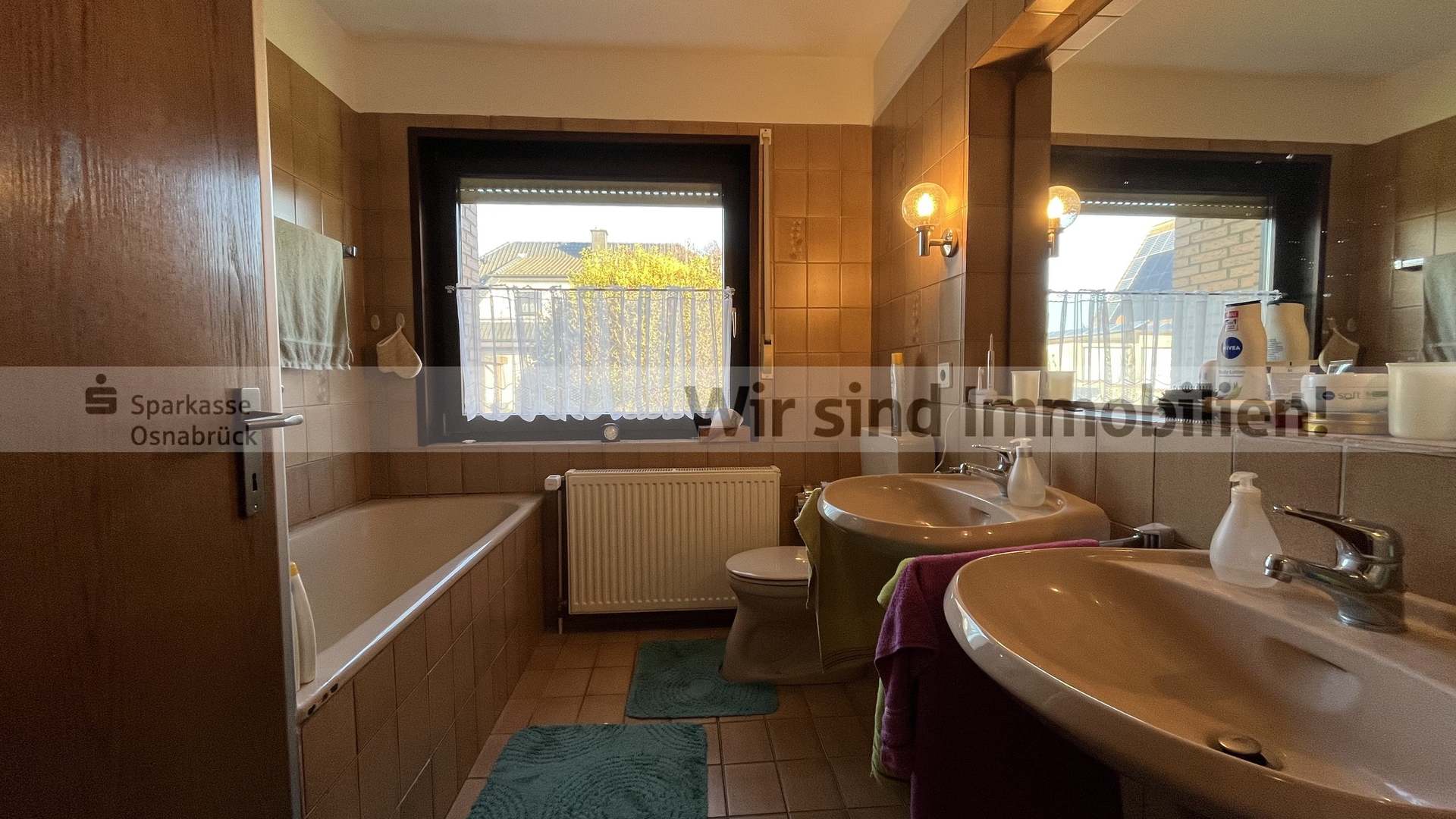 Badezimmer mit Dusche + Wanne