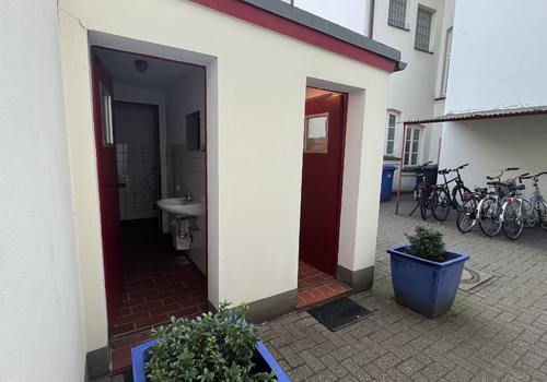WC-Anlage im Hof