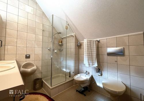 Badezimmer2  - Verbessert - (KI generiert)