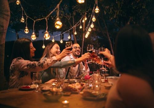 Feiern Party Anstossen Toasten Prost Essen