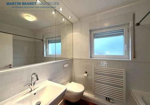 Tageslichtbad mit Badewanne