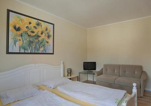 TV und Sofa im Schlafzimmer