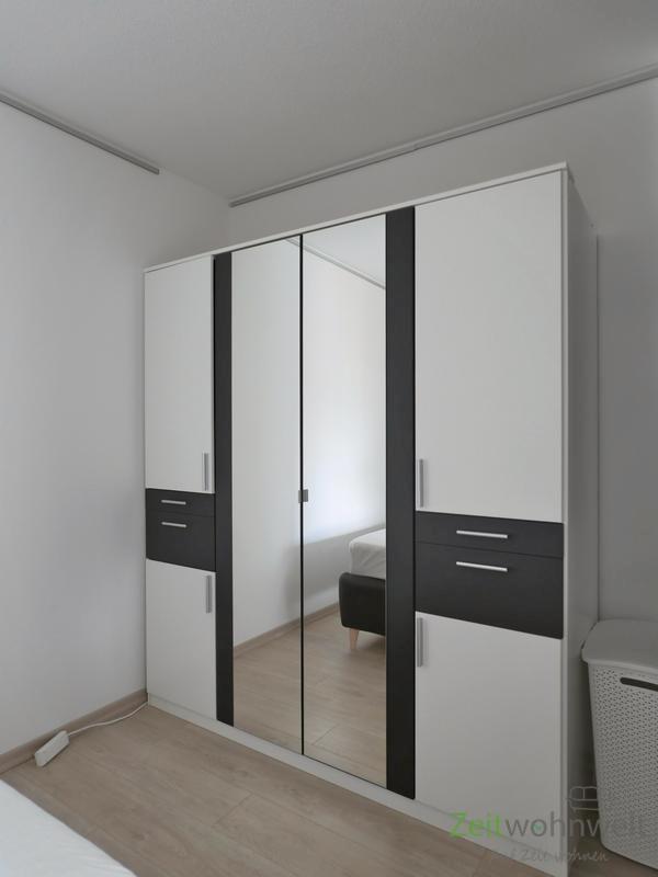 verspiegelter Kleiderschrank