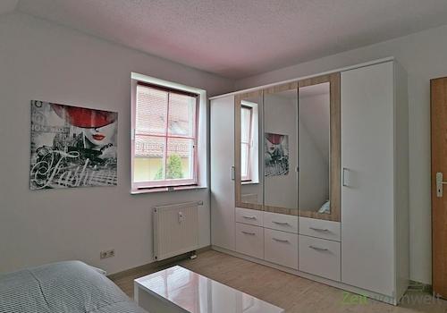 Kleiderschrank im Schlafzimmer