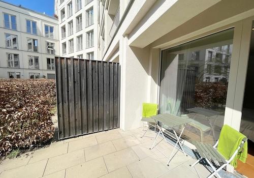 Sonnige Terrasse zum Innenhof