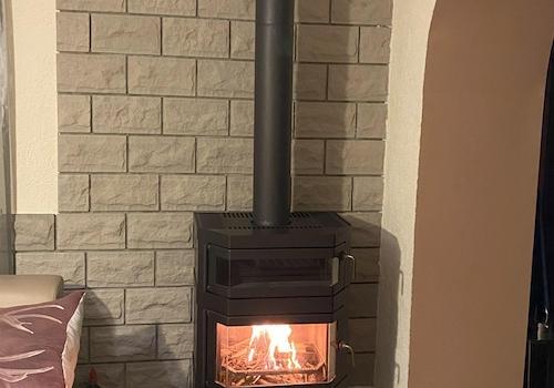 Kaminofen im Fernsehzimmer