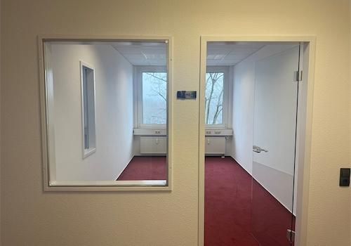 Vom Flur die Ansicht zum Raum