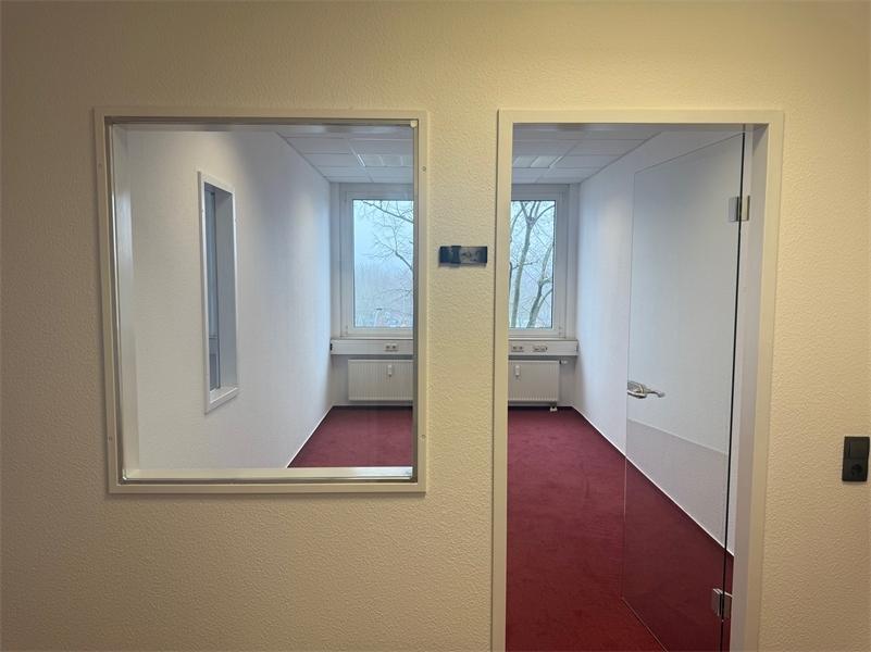 Vom Flur die Ansicht zum Raum