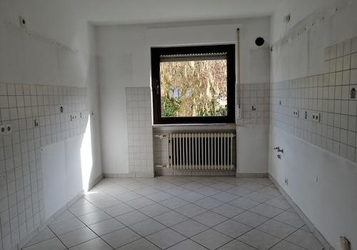 Küchenfenster zur Hausfront