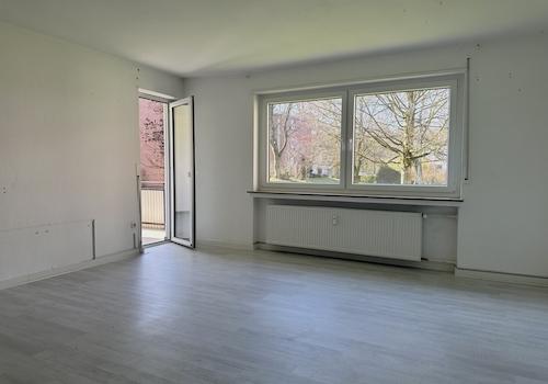 Wohnzimmer mit Balkonzugang