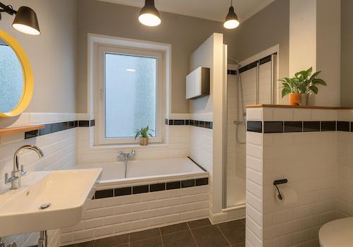 Tageslichtbad mit Dusche & Wanne