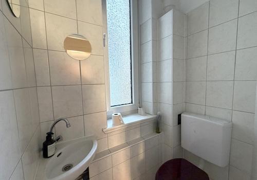 Separates WC mit Fenster