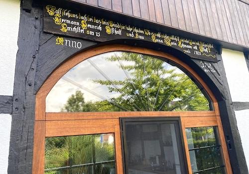 Deelentor mit Inschrift