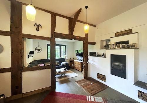 Heimeliges Wohnzimmer-Separee mit Kaminofen 