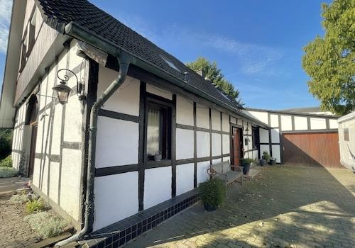 Hofzufahrt mit Garagentor